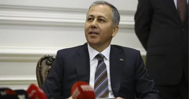 İçişleri Bakanlığı görevini devralan Ali Yerlikaya net konuştu: Hukuk ve insan haklarından asla taviz verilmeyecekİçişleri Bakanı olarak atanan Ali Yerlikaya, düzenlenen törenle görevi Süleyman Soylu'dan devraldı. Törende konuşan Yerlikaya, "Milletimizin her bir ferdi bize emanettir. Biz, milletimizin emrindeyiz. Görev ve sorumluluklarımızın bilincindeyiz. Temel referansımız, hukuk ve insan haklarıdır ve bundan asla taviz verilmeyecektir" dedi.